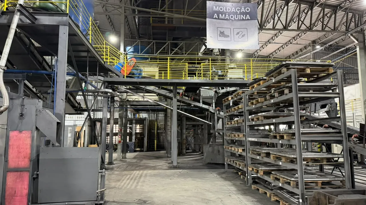Área de moldação a máquina com estrutura de areia e armazenagem de caixas