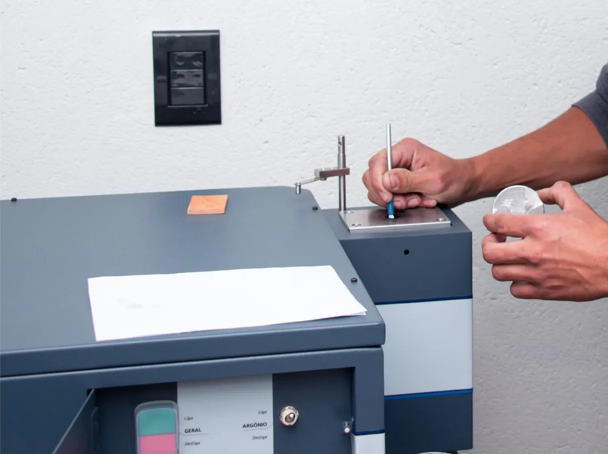 Técnica preparando análise no espectrômetro
