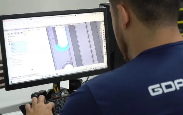 Engenheiro da GDA modelando peça em software 3D