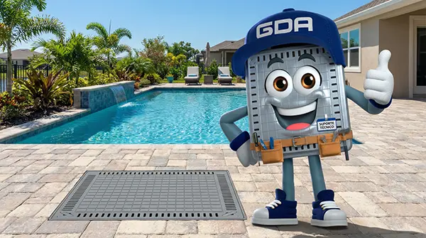 Mascote GDAzinho com cinto de ferramentas fazendo sinal de positivo ao lado de ralo e grelha em área de piscina, representando o suporte técnico especializado da GDA Indústria.