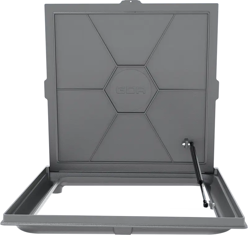 Exemplo de tampa para casa de máquinas articulada GDA aberta, destacando o sistema de pistão com amortecedor para abertura leve e ergonômica.