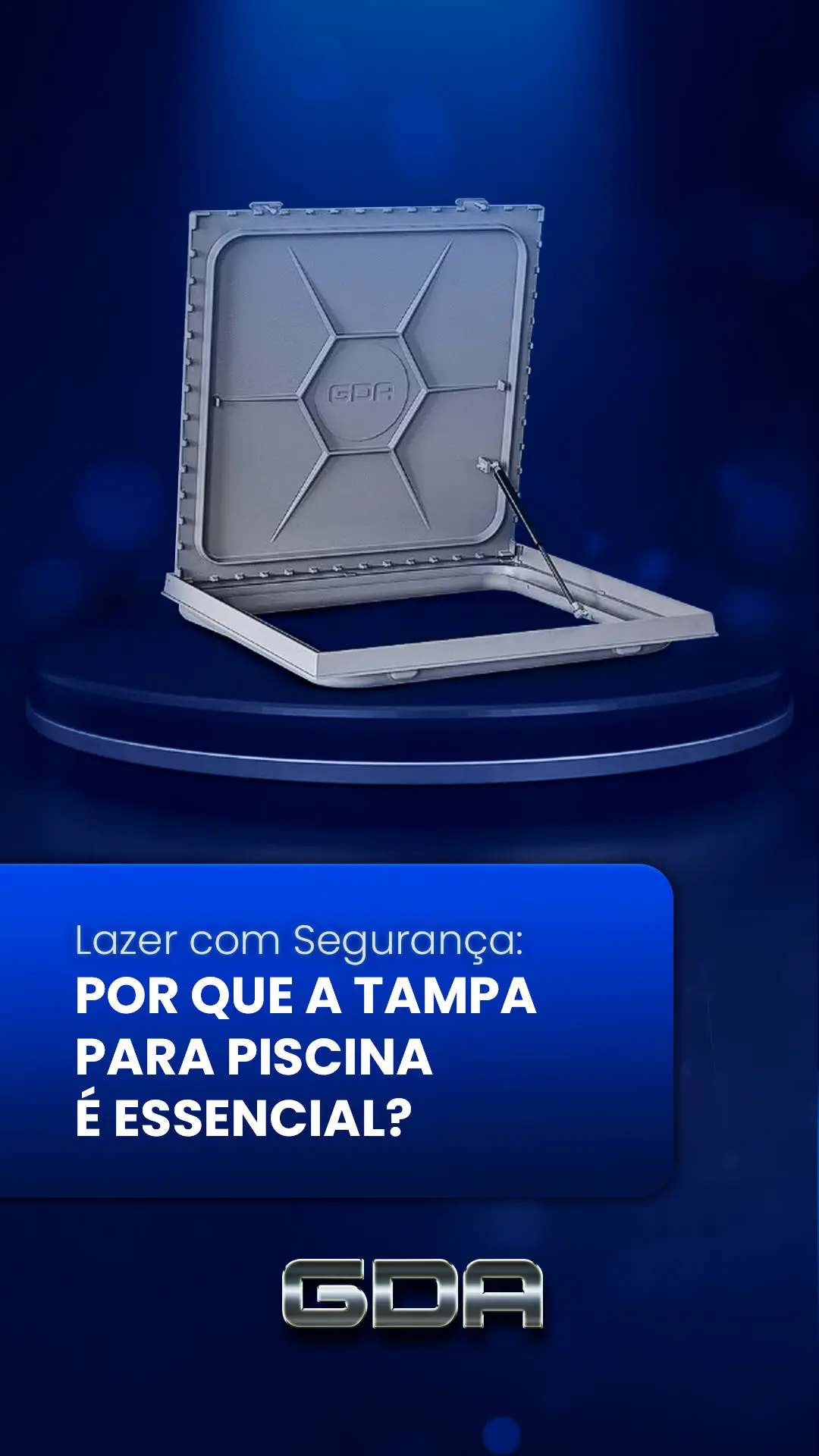 Tampa quadrada de alumínio para casa de máquinas de piscina aberta, exibindo amortecedor hidráulico e logotipo GDA em relevo sob fundo azul escuro.