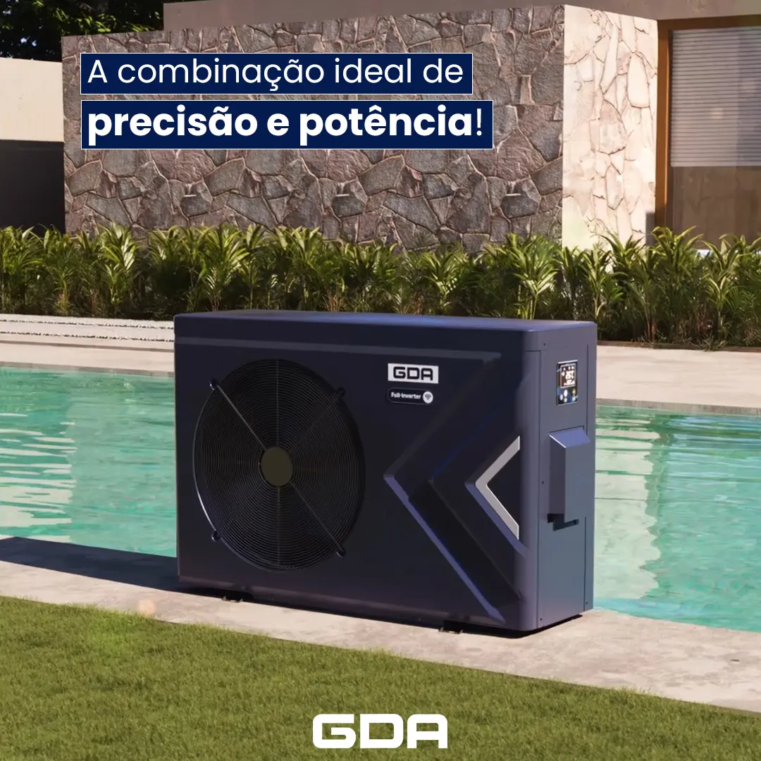 Equipamento trocador de calor piscina GDA Full Inverter instalado na borda de piscina residencial em área externa com gramado