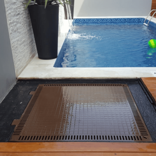 Tampa para casa de máquinas GDA modelo TCM Articulada Lisa com Grelha instalada em deck de piscina.